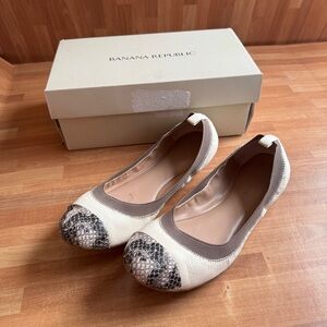 Banana Republic ivory leather ballet flats python snake print cap toe. Size 8.5